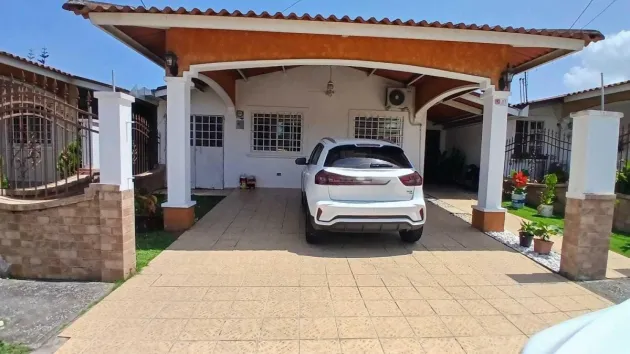 Three-bedroom house for sale in Villa Zaita.