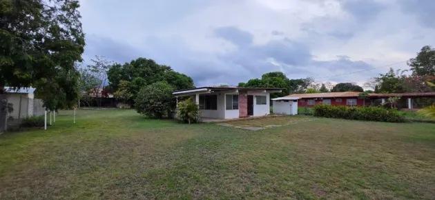 Oportunidad. Terreno de playa con estructura para remodelar en Coronado.