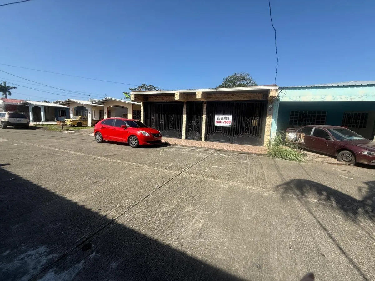 Banco vende casa en La Cresta 4 Altos Colón