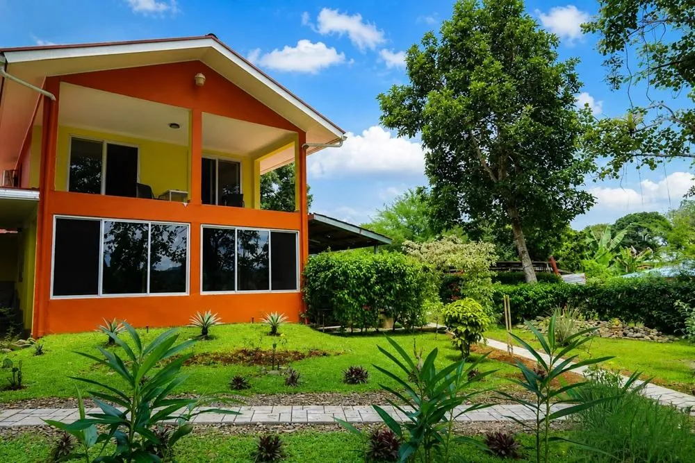 Propiedad Llave en Mano con Casa Principal y 6 Estudios