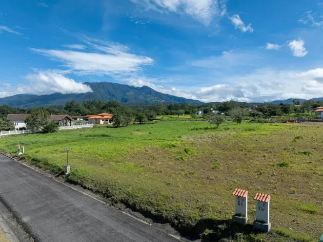 Terreno plano con vistas a la montaña en venta en Country Club.