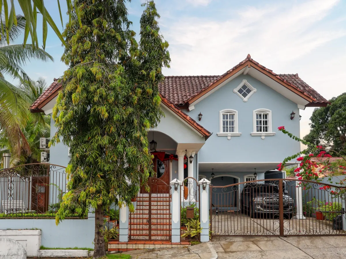 Two-level house for sale in Altos de Panamá