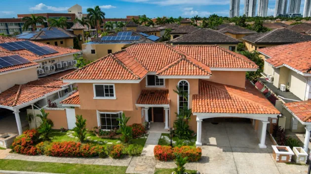 Venta de Casa Unifamiliar en Palmeras del Este, Costa del Este REMODELADA
