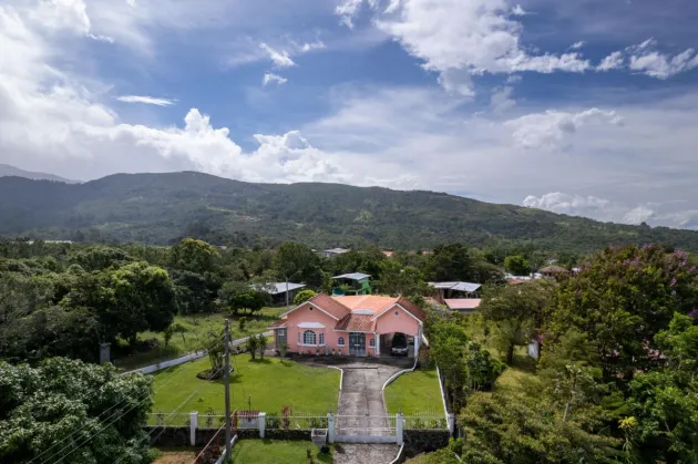 Fully Furnished Alto Boquete Home for Sale