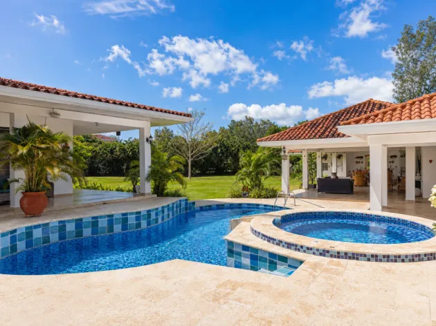 Beach House with Pool, Jacuzzi and Guest House