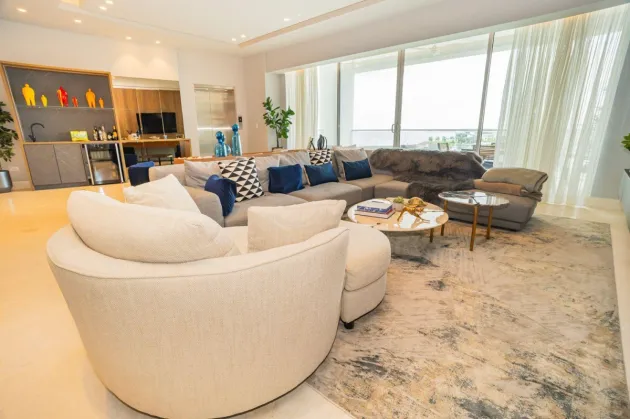 Se vende exclusivo apartamento de 3 habitaciones frente a la isla.