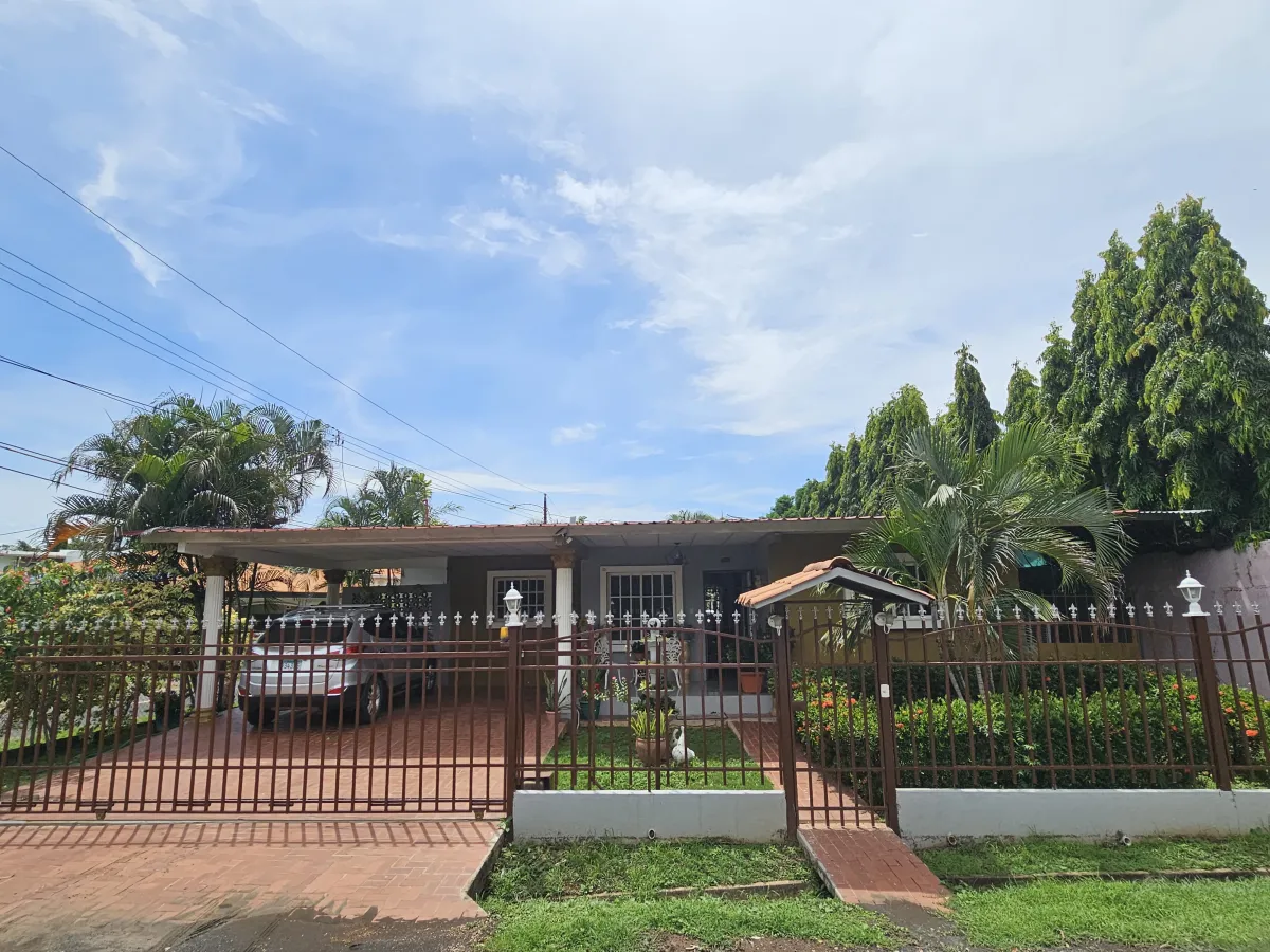 Corner House for Sale in Chitré, Herrera