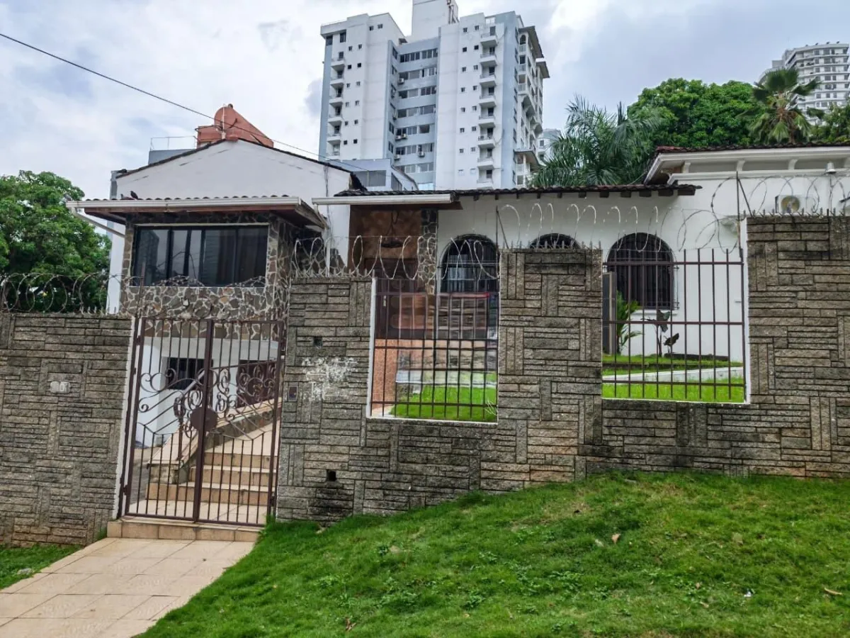COMMERCIAL HOUSE, METERS AWAY FROM VIA ESPAÑA
