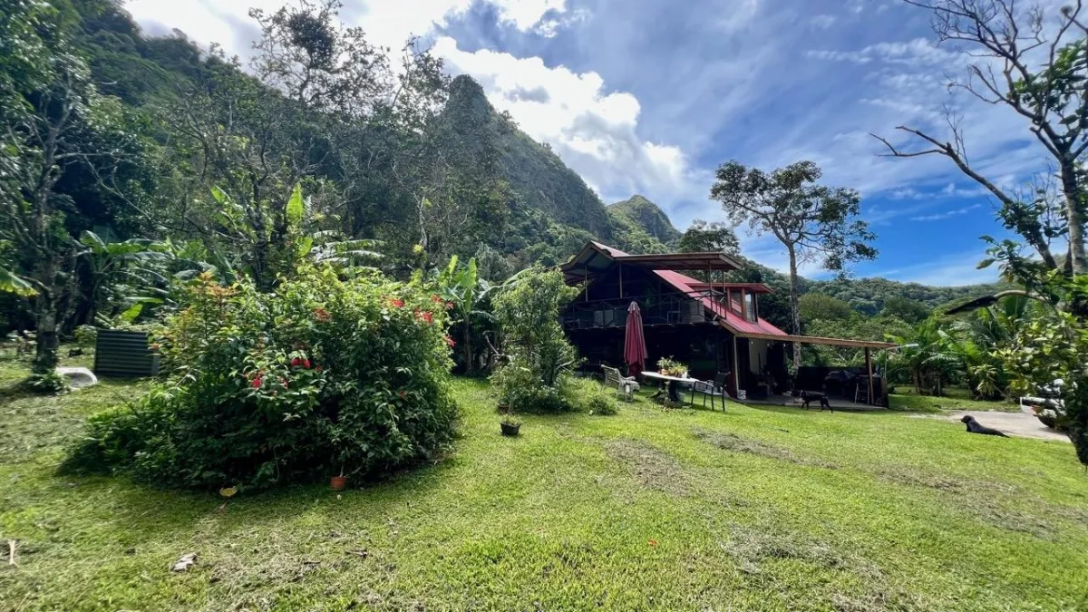 CASA CON AMPLIO TERRENO EN LA LAGUNA