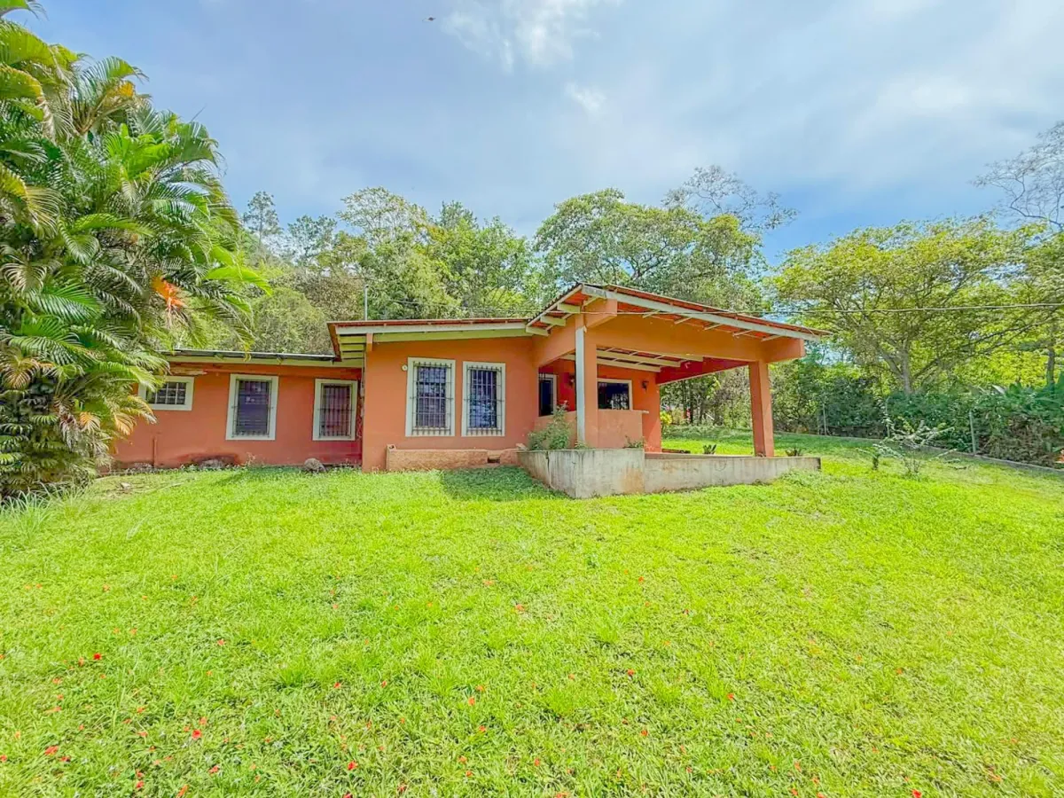 Residential property 2 km from the Highway
