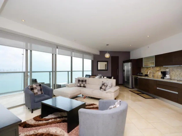 Apartamento amueblado de 2 dormitorios más estudio con vistas al mar.