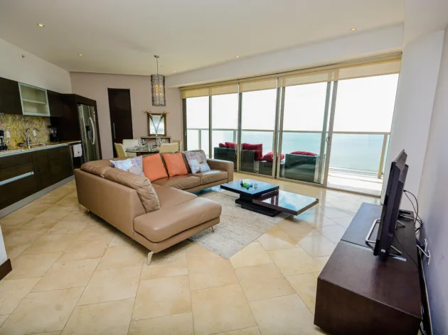 Apartamento remodelado de 2 habitaciones más estudio en planta alta