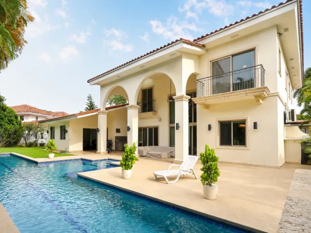 Venta de casa unifamiliar en Santa María Fairway Estates