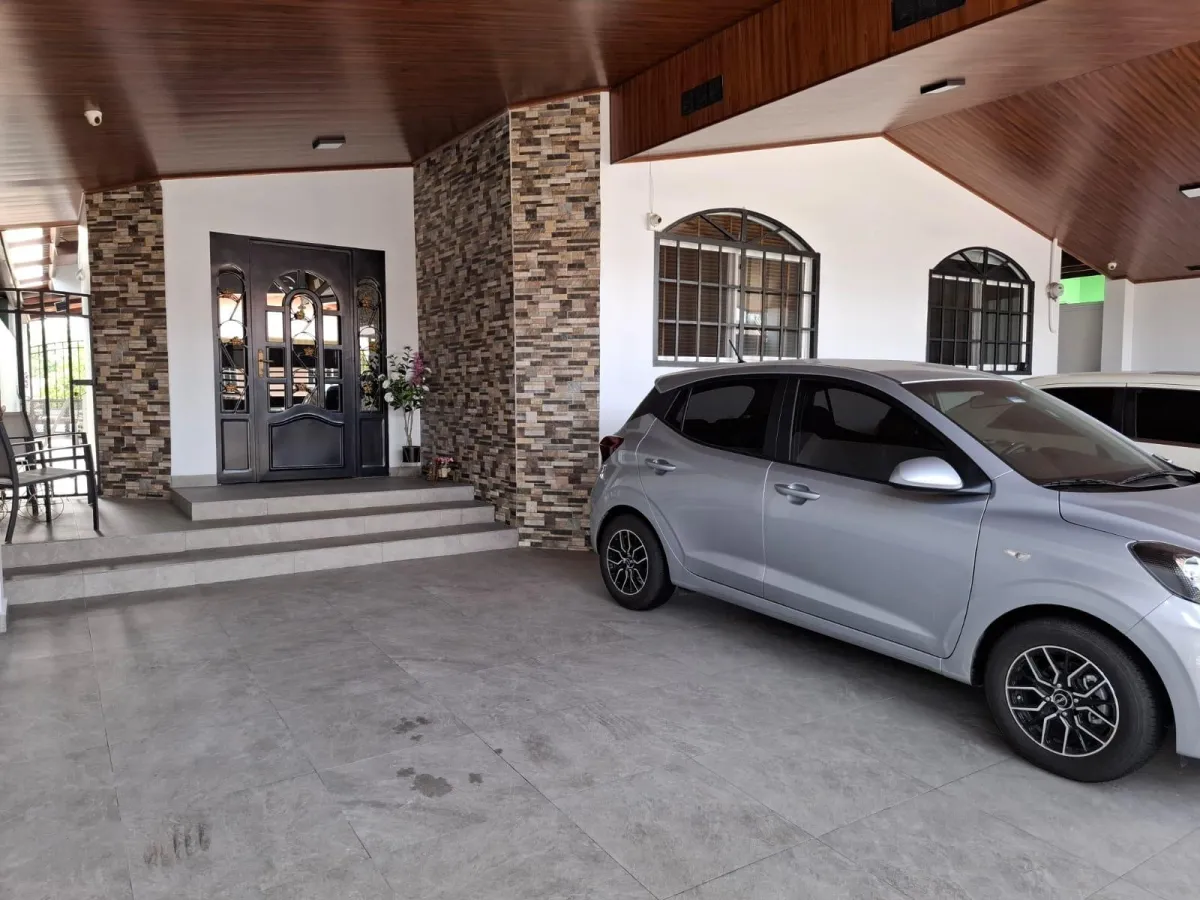 House for sale in Brisas del Golf