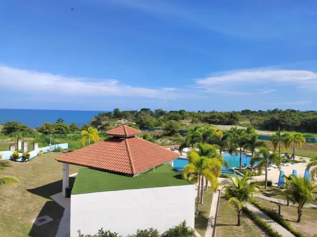 Apartamento Amoblado con Vista al Mar y Club de Playa en San Carlos
