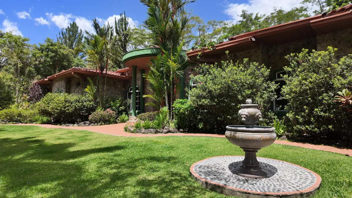 OPORTUNIDAD!!! Se vende amplia casa con piscina en Altos del Maria