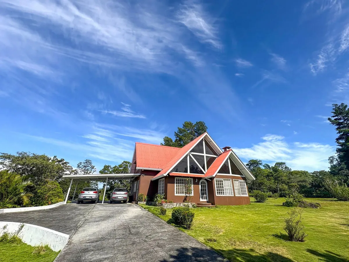 Casa de 3 dormitorios en un lote de 4.115 m² en venta