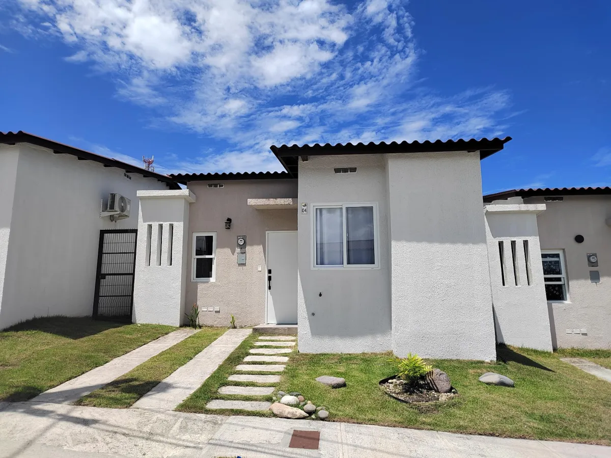 Brand New: Modern 3 Bedroom House in San Carlos