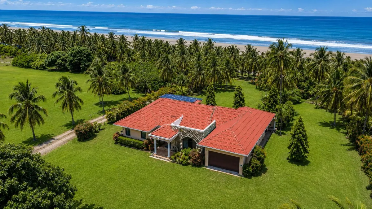Casa Junto a la Playa con Paneles Solares en Las Lajas