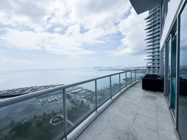 Apartamento de dos Niveles con Vista al Mar en Sky