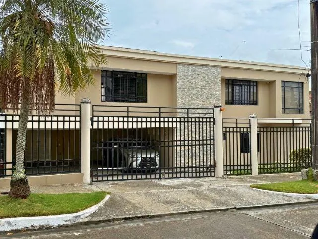 Dos Mares, Amplia Casa Familiar con Gran Jardin Excelente Precio