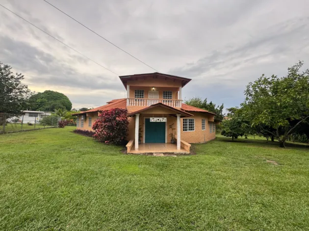 Villa de 5 habitaciones y piscina en Las Lajas de Chame