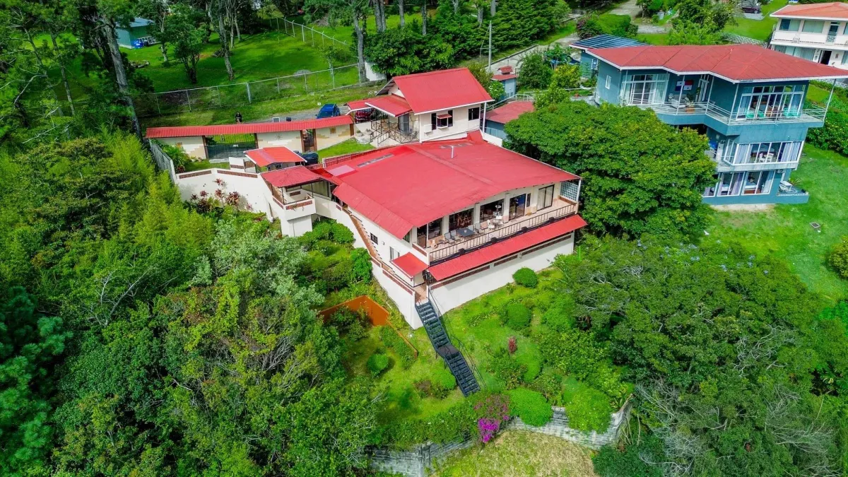Casa más 2 apartamentos y casita en venta