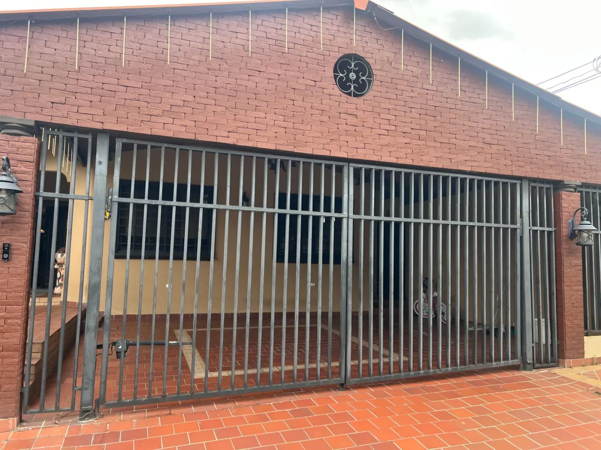 VENTA CASA ESPACIOSA EN BRISAS DEL GOLF