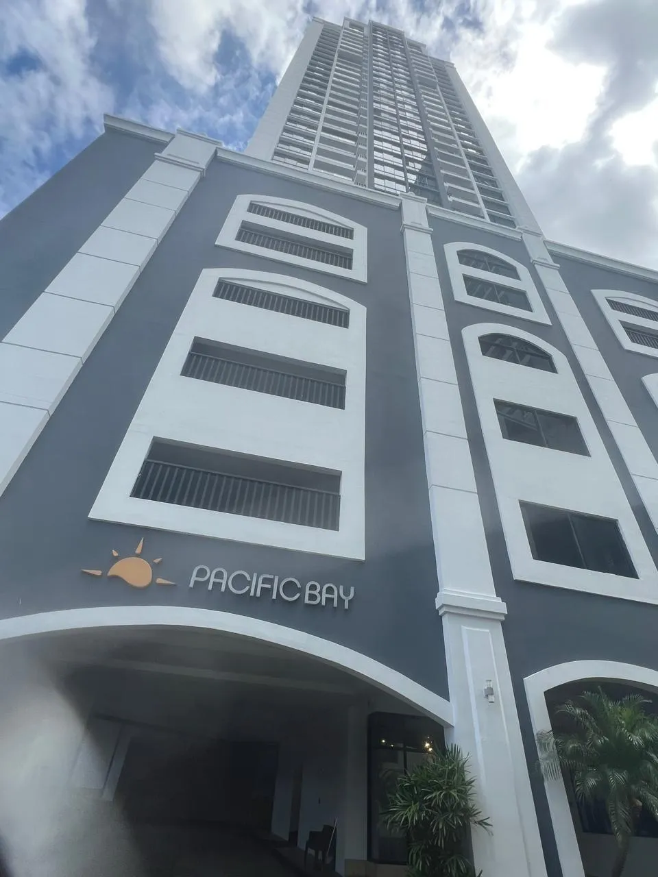 Apartamento amplio con vista al mar y ciudad en Pacific Bay.