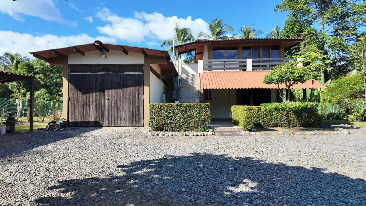 Home with 3 apartments, lagoon access
